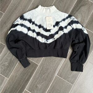 Fabletics Olivia mock neck long sleeved pullover cropped size L